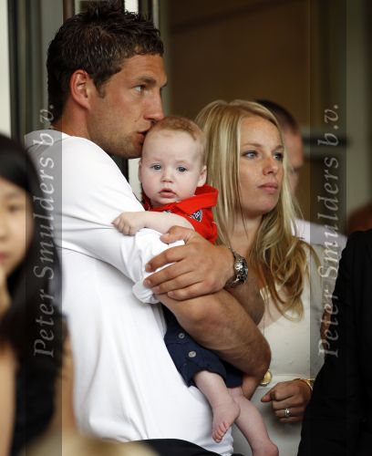 Amsterdam 5 juni 2010
Het Nederlands elftal vertrekt vanaf het hilton naar Schiphol voor de WK voetbal in Zuid Afrika. De vrouwen zwaaien ze uit. Maarten Stekelenburg met vrouw Kim en zoon Sem
Peter Smulders bv