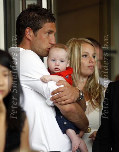 Amsterdam 5 juni 2010
Het Nederlands elftal vertrekt vanaf het hilton naar Schiphol voor de WK voetbal in Zuid Afrika. De vrouwen zwaaien ze uit. Maarten Stekelenburg met vrouw Kim en zoon Sem
Peter Smulders bv