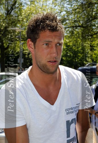 Amsterdam 4 juni 2010
Spelers Nederlands elftal melden zich bij het Hilton Hotel voor de laatste vriendschappelijke wedstrijd voor het WK. Maarten Stekelenburg met zijn vrouw
Peter Smulders bv