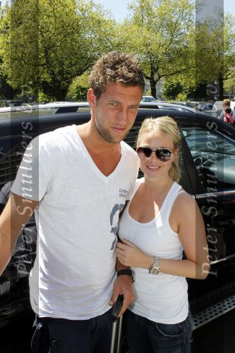 Amsterdam 4 juni 2010
Spelers Nederlands elftal melden zich bij het Hilton Hotel voor de laatste vriendschappelijke wedstrijd voor het WK. Maarten Stekelenburg met zijn vrouw
Peter Smulders bv