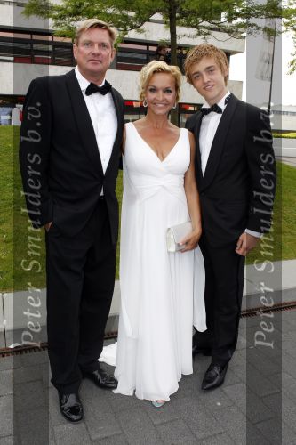 Hilversum 7 juni 2010
Uitreiking Johnny Kraaykamp Musical awards in studio 21/22 Mariska v Kolck met man Knut en zoon
Peter Smulders bv