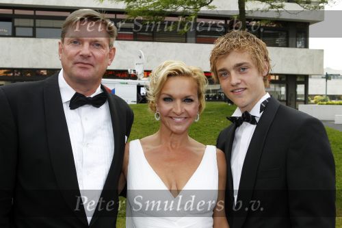 Hilversum 7 juni 2010
Uitreiking Johnny Kraaykamp Musical awards in studio 21/22 Mariska v Kolck met man Knut en zoon
Peter Smulders bv