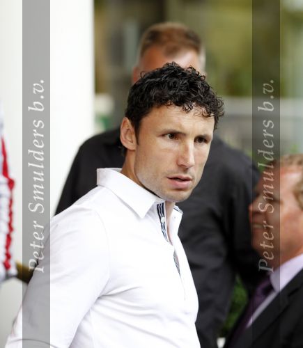 Amsterdam 5 juni 2010
Het Nederlands elftal vertrekt vanaf het hilton naar Schiphol voor de WK voetbal in Zuid Afrika. De vrouwen zwaaien ze uit. Andra v Bommel de vrouw van Mark met zoontje Ruben
Peter Smulders bv