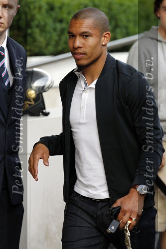 Amsterdam 5 juni 2010
Het Nederlands elftal vertrekt vanaf het hilton naar Schiphol voor de WK voetbal in Zuid Afrika. De vrouwen zwaaien ze uit. Nigel de Jong
Peter Smulders bv