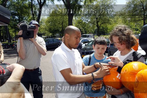 Amsterdam 4 juni 2010
Spelers Nederlands elftal melden zich bij het Hilton Hotel voor de laatste vriendschappelijke wedstrijd voor het WK. Nigel de Jong
Peter Smulders bv