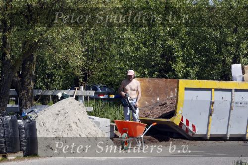 Uitdam 19 mei 2010
Katja Schuurman en Thijs Romer laten door poolse werklui hun tuin aanleggen
Peter Smulders bv