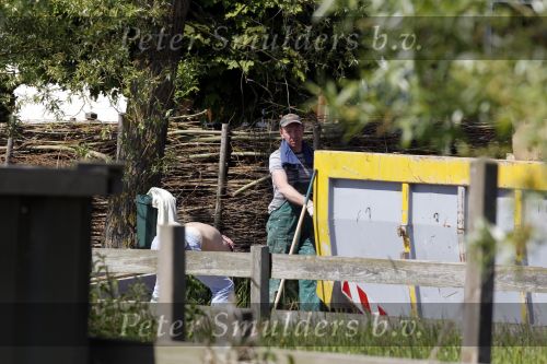 Uitdam 19 mei 2010
Katja Schuurman en Thijs Romer laten door poolse werklui hun tuin aanleggen
Peter Smulders bv