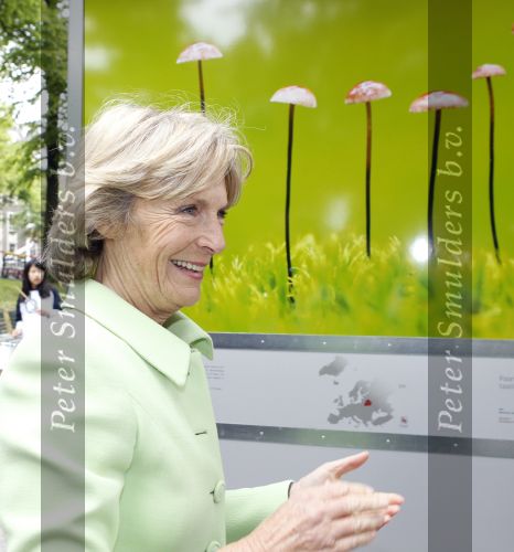 Den Haag 27 mei 2010
Prinses Irene Jozias v Aartsen en Gerdi Verbeet openen fototentoonstelling bij de hofvijver bij het binnenhof.
Peter Smulders bv