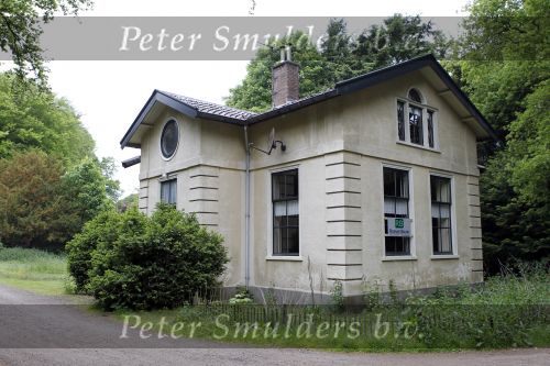 Wassenaar 29 mei 2010
Prinses Margarita haar man Tjalling ten Cate en prinses Irene hebben op de horsten bij Prins Willem Alexander en Maxima een huis met opstallen gekocht die ze gaan verbouwen om daar te wonen.
Peter Smulders bv