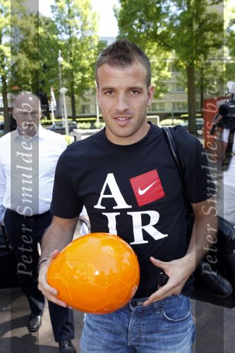 Amsterdam 4 juni 2010
Spelers Nederlands elftal melden zich bij het Hilton Hotel voor de laatste vriendschappelijke wedstrijd voor het WK. Rafael v d Vaart
Peter Smulders bv