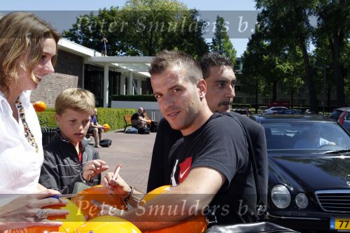 Amsterdam 4 juni 2010
Spelers Nederlands elftal melden zich bij het Hilton Hotel voor de laatste vriendschappelijke wedstrijd voor het WK. Rafael v d Vaart
Peter Smulders bv