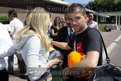 Amsterdam 4 juni 2010
Spelers Nederlands elftal melden zich bij het Hilton Hotel voor de laatste vriendschappelijke wedstrijd voor het WK. Rafael v d Vaart
Peter Smulders bv