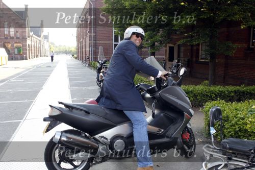 Amsterdam 31 mei 2010
Premiere Dossier K in het ketelhuis. Reinout Oerlemans met scooter
Peter Smulders bv