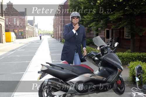 Amsterdam 31 mei 2010
Premiere Dossier K in het ketelhuis. Reinout Oerlemans met scooter
Peter Smulders bv