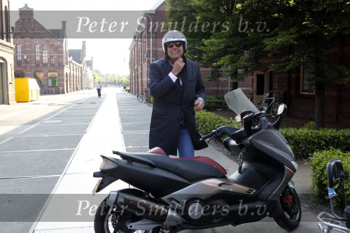 Amsterdam 31 mei 2010
Premiere Dossier K in het ketelhuis. Reinout Oerlemans met scooter
Peter Smulders bv