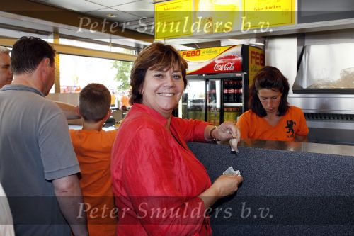 Amsterdam 5 juni 2010
Rita Verdonk en haar man eten een frietje bij de febo.
Peter Smulders bv