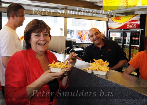 Amsterdam 5 juni 2010
Rita Verdonk en haar man eten een frietje bij de febo.
Peter Smulders bv