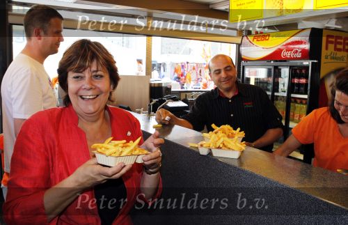 Amsterdam 5 juni 2010
Rita Verdonk en haar man eten een frietje bij de febo.
Peter Smulders bv