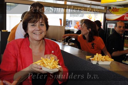 Amsterdam 5 juni 2010
Rita Verdonk en haar man eten een frietje bij de febo.
Peter Smulders bv