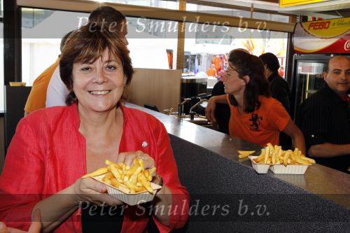 Amsterdam 5 juni 2010
Rita Verdonk en haar man eten een frietje bij de febo.
Peter Smulders bv