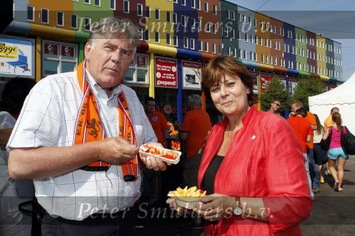 Amsterdam 5 juni 2010
Rita Verdonk en haar man eten een frietje bij de febo.
Peter Smulders bv