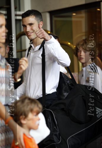 Amsterdam 5 juni 2010
Het Nederlands elftal vertrekt vanaf het hilton naar Schiphol voor de WK voetbal in Zuid Afrika. De vrouwen zwaaien ze uit. Robin Bouchra en Shaqueel v Persie
Peter Smulders bv