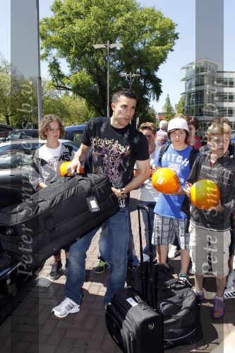 Amsterdam 4 juni 2010
Spelers Nederlands elftal melden zich bij het Hilton Hotel voor de laatste vriendschappelijke wedstrijd voor het WK. Robin v Persie
Peter Smulders bv