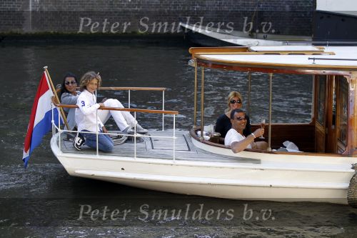 Amsterdam 3 juni 2010
Ruud Estelle Maxim en Joelle Gullit varen op boot de leifde door de grachten van Amsterdam ivm hun 10 jarig huwelijk.
Peter Smulders bv