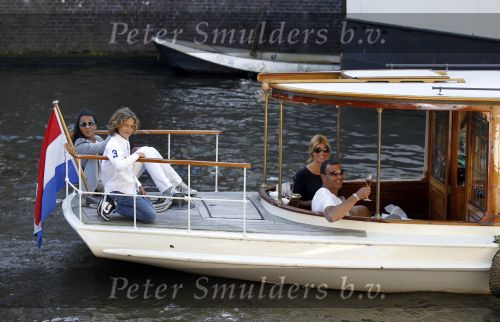 Amsterdam 3 juni 2010
Ruud Estelle Maxim en Joelle Gullit varen op boot de leifde door de grachten van Amsterdam ivm hun 10 jarig huwelijk.
Peter Smulders bv
