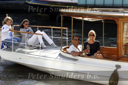 Amsterdam 3 juni 2010
Ruud Estelle Maxim en Joelle Gullit varen op boot de leifde door de grachten van Amsterdam ivm hun 10 jarig huwelijk.
Peter Smulders bv