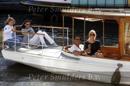 Amsterdam 3 juni 2010
Ruud Estelle Maxim en Joelle Gullit varen op boot de leifde door de grachten van Amsterdam ivm hun 10 jarig huwelijk.
Peter Smulders bv