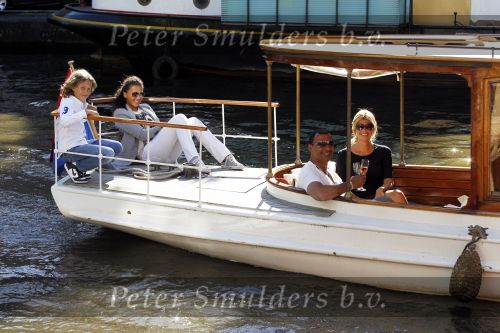 Amsterdam 3 juni 2010
Ruud Estelle Maxim en Joelle Gullit varen op boot de leifde door de grachten van Amsterdam ivm hun 10 jarig huwelijk.
Peter Smulders bv