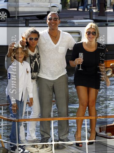 Amsterdam 3 juni 2010
Ruud Estelle Maxim en Joelle Gullit varen op boot de leifde door de grachten van Amsterdam ivm hun 10 jarig huwelijk.
Peter Smulders bv