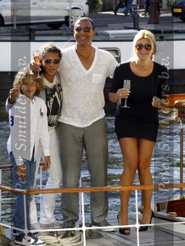 Amsterdam 3 juni 2010
Ruud Estelle Maxim en Joelle Gullit varen op boot de leifde door de grachten van Amsterdam ivm hun 10 jarig huwelijk.
Peter Smulders bv