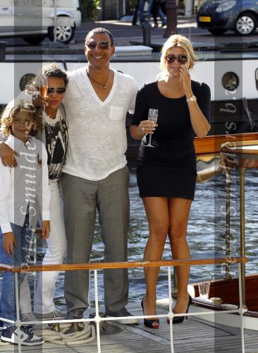 Amsterdam 3 juni 2010
Ruud Estelle Maxim en Joelle Gullit varen op boot de leifde door de grachten van Amsterdam ivm hun 10 jarig huwelijk.
Peter Smulders bv