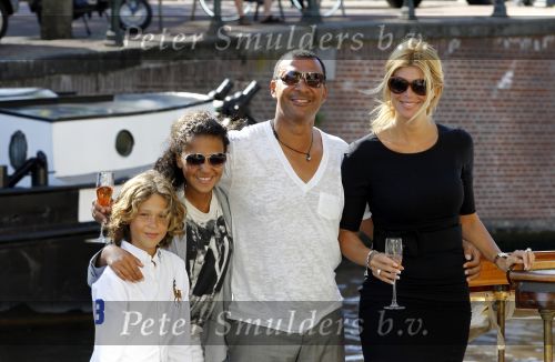 Amsterdam 3 juni 2010
Ruud Estelle Maxim en Joelle Gullit varen op boot de leifde door de grachten van Amsterdam ivm hun 10 jarig huwelijk.
Peter Smulders bv