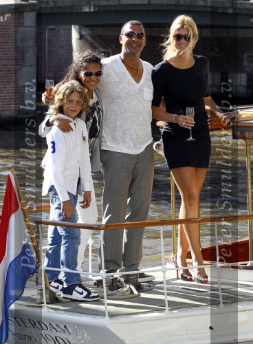 Amsterdam 3 juni 2010
Ruud Estelle Maxim en Joelle Gullit varen op boot de leifde door de grachten van Amsterdam ivm hun 10 jarig huwelijk.
Peter Smulders bv