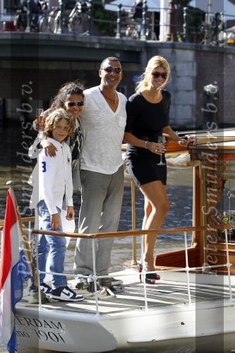 Amsterdam 3 juni 2010
Ruud Estelle Maxim en Joelle Gullit varen op boot de leifde door de grachten van Amsterdam ivm hun 10 jarig huwelijk.
Peter Smulders bv