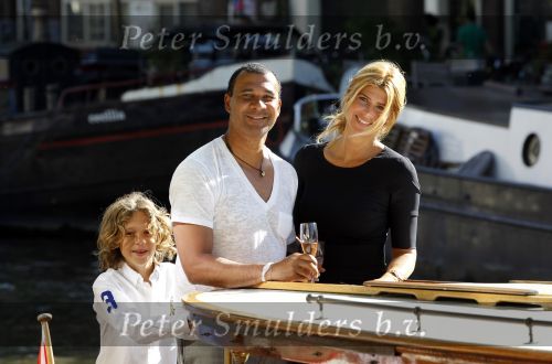 Amsterdam 3 juni 2010
Ruud Estelle Maxim en Joelle Gullit varen op boot de leifde door de grachten van Amsterdam ivm hun 10 jarig huwelijk.
Peter Smulders bv