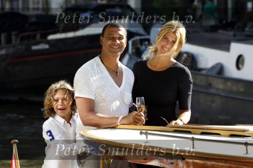 Amsterdam 3 juni 2010
Ruud Estelle Maxim en Joelle Gullit varen op boot de leifde door de grachten van Amsterdam ivm hun 10 jarig huwelijk.
Peter Smulders bv