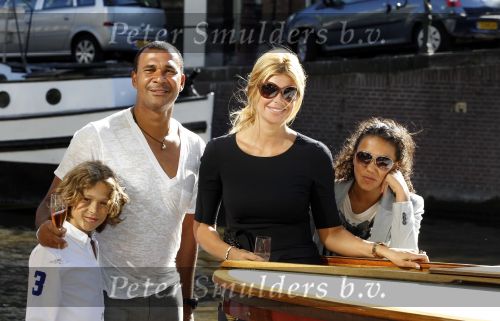Amsterdam 3 juni 2010
Ruud Estelle Maxim en Joelle Gullit varen op boot de leifde door de grachten van Amsterdam ivm hun 10 jarig huwelijk.
Peter Smulders bv