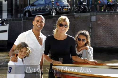 Amsterdam 3 juni 2010
Ruud Estelle Maxim en Joelle Gullit varen op boot de leifde door de grachten van Amsterdam ivm hun 10 jarig huwelijk.
Peter Smulders bv