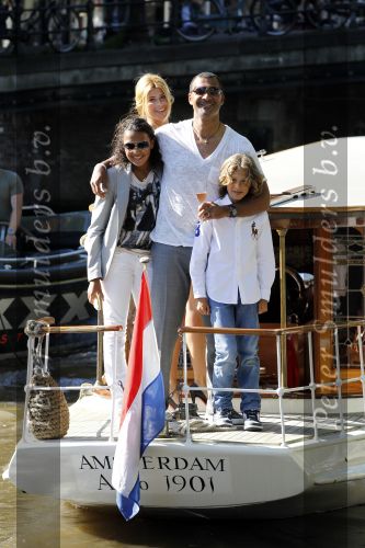 Amsterdam 3 juni 2010
Ruud Estelle Maxim en Joelle Gullit varen op boot de leifde door de grachten van Amsterdam ivm hun 10 jarig huwelijk.
Peter Smulders bv