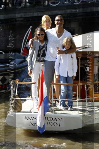 Amsterdam 3 juni 2010
Ruud Estelle Maxim en Joelle Gullit varen op boot de leifde door de grachten van Amsterdam ivm hun 10 jarig huwelijk.
Peter Smulders bv