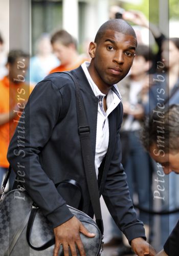 Amsterdam 5 juni 2010
Het Nederlands elftal vertrekt vanaf het hilton naar Schiphol voor de WK voetbal in Zuid Afrika. De vrouwen zwaaien ze uit. Ryan Babel
Peter Smulders bv