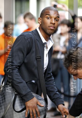 Amsterdam 5 juni 2010
Het Nederlands elftal vertrekt vanaf het hilton naar Schiphol voor de WK voetbal in Zuid Afrika. De vrouwen zwaaien ze uit. Ryan Babel
Peter Smulders bv