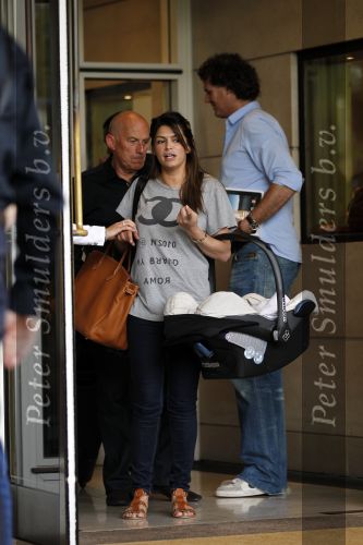Amsterdam 5 juni 2010
Het Nederlands elftal vertrekt vanaf het hilton naar Schiphol voor de WK voetbal in Zuid Afrika. De vrouwen zwaaien ze uit. Khalid Sabia en Anissa Boulahrouz
Peter Smulders bv