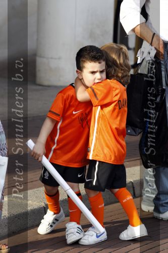 Amsterdam 5 juni 2010
Het Nederlands elftal vertrekt vanaf het hilton naar Schiphol voor de WK voetbal in Zuid Afrika. De vrouwen zwaaien ze uit. Shaqueel v Persie en Damian v d Vaart
Peter Smulders bv