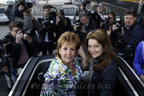 Schiphol 18 mei 2010
Sieneke en Marianne Weber vertrekken vanaf schiphol naar Oslo voor het songfestival.
Peter Smulders bv