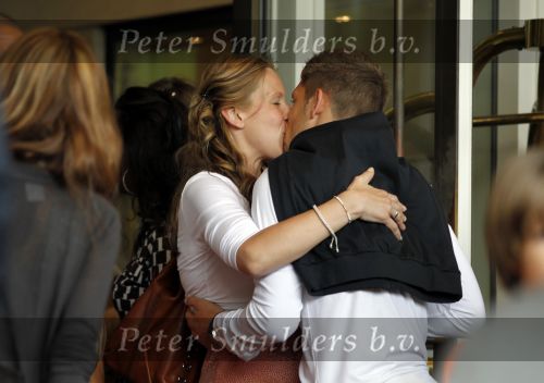 Amsterdam 5 juni 2010
Het Nederlands elftal vertrekt vanaf het hilton naar Schiphol voor de WK voetbal in Zuid Afrika. De vrouwen zwaaien ze uit. Stijn Schaars met vrouw
Peter Smulders bv